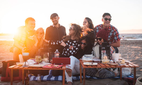 Supera la cuesta de enero. Escapada con amigos | Alquiler de furgonetas 9 plazas